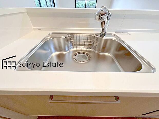 【浄水器】「浄水器」をスリムに内蔵したハンドシャワー式の水栓金具です。シンクもスッキリ!