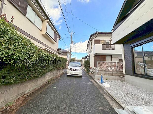 【前面道路】交通量の少ない前面道路ですので、小さなお子様がおられるご家庭でも安心してお住まいいただけます。