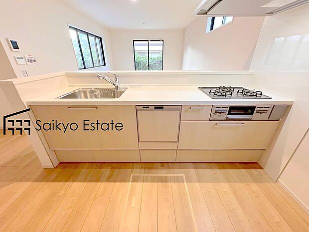 【キッチン】リビングにいる家族とコミュニケーションをとりながら作業が出来る人気のカウンターキッチン。お子様がリビングにいても目が届くので安心です。