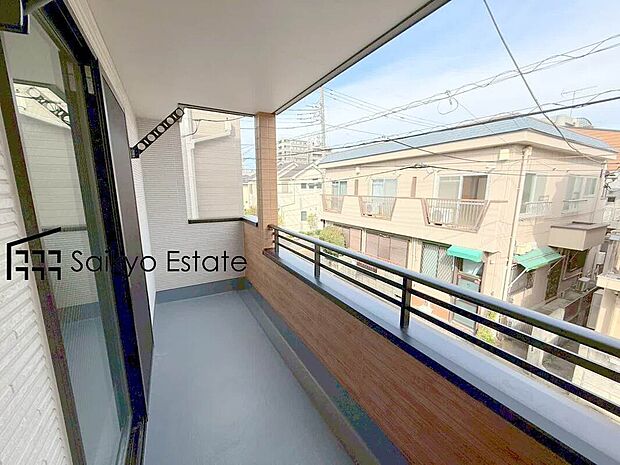 【バルコニー】お洗濯物やお布団を干すのに十分なスペースを確保したバルコニー。3箇所にございますので、お布団など沢山同時に干せて便利です！