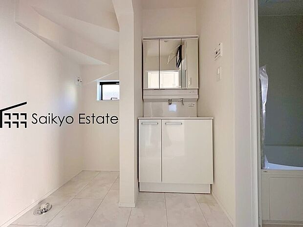 【シャワー付き洗面化粧台】「シャワー付き洗面化粧台」は暮らしを快適にしてくれます。朝の身支度もスムーズに♪