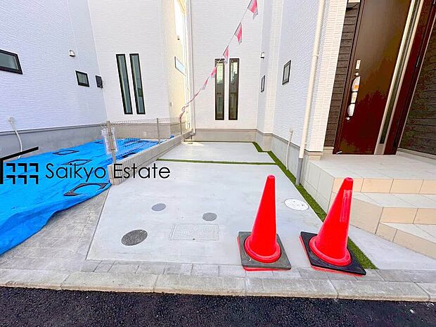 【カースペース】カースペースはコンクリート仕上げの為、雨の日でも足元が気になりません!自転車やバイクを置くスペースもございます!