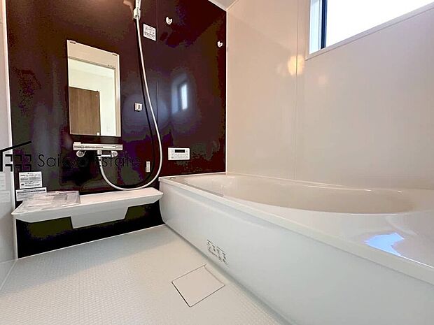 【浴室】一日の疲れを癒してくれる一坪タイプの広々バスルーム♪雨の日のお洗濯にも大活躍な浴室暖房乾燥機付きです！窓があって換気が出来るのも嬉しいですね♪