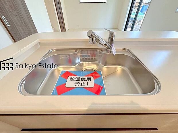 【浄水器】「浄水器」をスリムに内蔵したハンドシャワー式の水栓金具です。シンクもスッキリ！