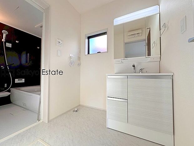 【シャンプードレッサー付洗面化粧台】「シャンプードレッサー付きの洗面台」は暮らしを快適にしてくれます。朝の身支度もスムーズに♪
