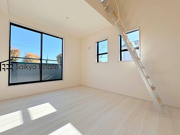 【洋室】2面採光で明るく風通しも良好です！天気の良い日は是非窓を開けて空気の入れ替えをしてみるのはいかがでしょうか♪
