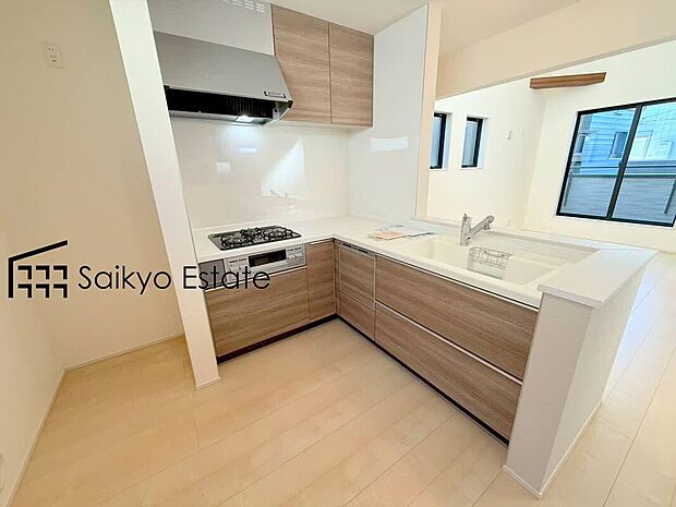 【キッチン】リビングにいる家族とコミュニケーションをとりながら作業が出来る人気のカウンターキッチン。お子様がリビングにいても目が届くので安心です。