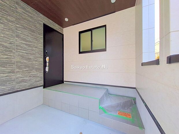 【玄関】家の顔となる玄関は、格調高いデザイン性が求められます。高級感と断熱性、防犯性に優れた玄関ドアを標準装備。
