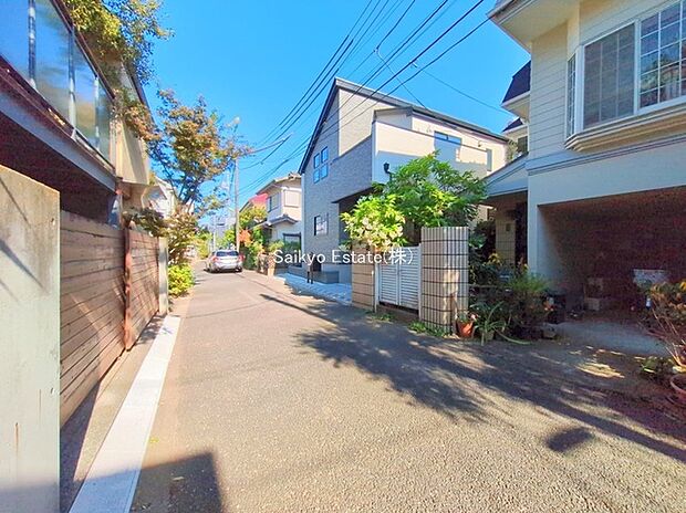【前面道路】交通量の少ない前面道路ですので、小さなお子様がおられるご家庭でも安心してお住まいいただけます。