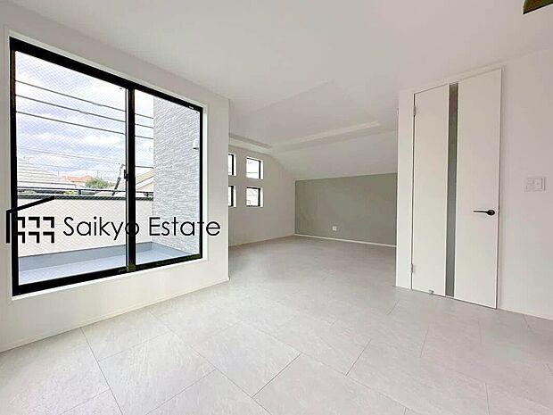 【リビング】開放感と採光にこだわった19.5帖の広々としたLDKです。陽光いっぱいの空間で家族団らんの時間も増えそうですね！バルコニーに出られる窓を開ければ気持ちの良い風も舞い込みます♪