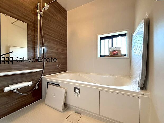 【浴室】一日の疲れを癒してくれる一坪タイプの広々バスルーム♪雨の日のお洗濯にも大活躍な浴室暖房乾燥機付きです！窓があって換気が出来るのも嬉しいですね♪