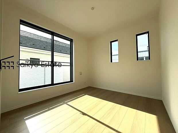 【寝室】2面採光で明るく風通しも良好です！天気の良い日は是非窓を開けて空気の入れ替えをしてみるのはいかがでしょうか♪
