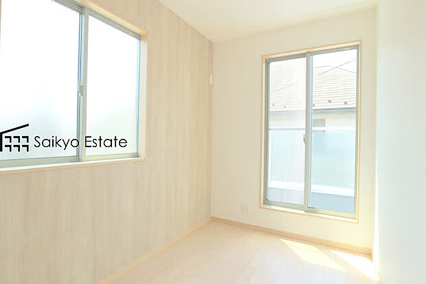 【居室【施工例】】2面採光で明るく風通しも良好です！天気の良い日は是非窓を開けて空気の入れ替えをしてみるのはいかがでしょうか♪
