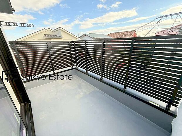 【前面道路】前面道路、幅員がございますので、駐車もスムーズに行えます！駐車が少し苦手なママさんでも安心ですね♪