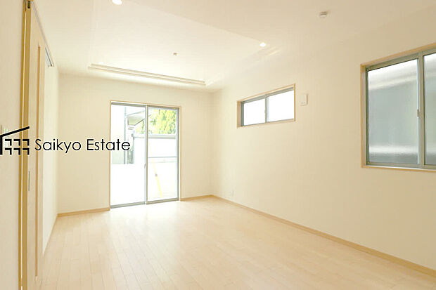 【リビング【施工例】】窓が多く、採光を取り込める面積が大きい事で明るく気持ちの良い空間となっております♪家族みんなが集まる場所がいつでも明るいのは嬉しいですね！
