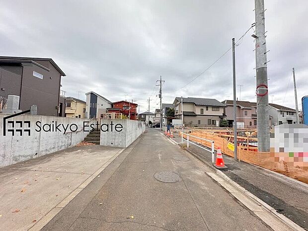 【前面道路】前面道路、幅員がございますので、駐車もスムーズに行えます！駐車が少し苦手なママさんでも安心ですね♪
