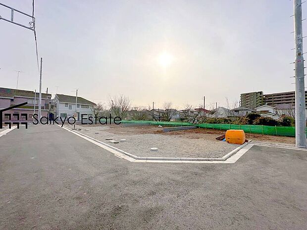 【前面道路】小学校まで徒歩約4分、中学校まで徒歩約15分でお子様が無理なく通える距離です。幼稚園や保育園も近くに多数あり、子育てファミリーには嬉しい環境です！