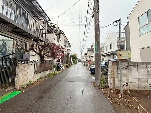 【前面道路を含む現地写真】子育てにも嬉しい、緑豊かな自然が広がる閑静な住宅地、南向きの邸宅です。この機会に是非現地をご覧ください。
