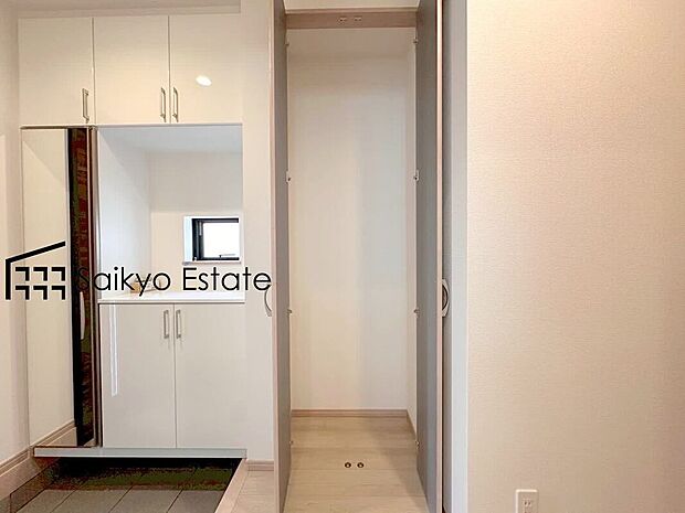 【ホール収納】1階ホール部分にはシューズボックスの他にも収納がございます。季節の物やキャリーバッグなどの保管に便利です。