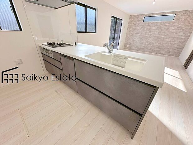 【キッチン】リビングにいる家族とコミュニケーションをとりながら作業が出来る人気のカウンターキッチン。お子様がリビングにいても目が届くので安心です。
