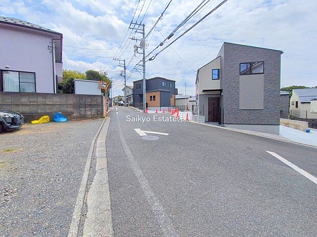 【前面道路】小・中学校が徒歩10分圏内にあり、お子様が無理なく通える距離です。保育園や幼稚園も近くに多数あり、子育てファミリーには嬉しい環境です！コンビニまで徒歩約3分で急なお買い物も安心です！