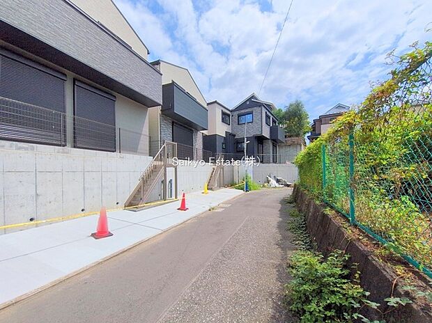 【前面道路】交通量の少ない前面道路ですので、小さなお子様がおられるご家庭でも安心してお住まいいただけます。