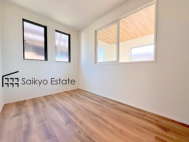 【洋室】2面採光で明るく風通しも良好です！天気の良い日は是非窓を開けて空気の入れ替えをしてみるのはいかがでしょうか♪
