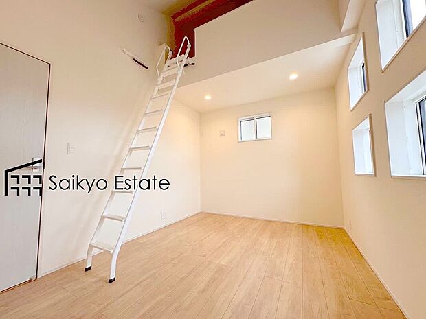【洋室】6.9帖洋室の上部は勾配天井となっておりますので開放感ございます♪梯子を設置してロフトも利用できる贅沢な空間です。