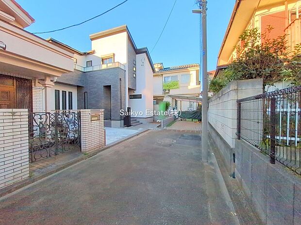 【前面道路】前面道路は車の通り抜けができないので、小さなお子様がおられるご家庭でも安心してお住まいいただけます。
