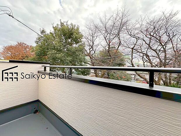 【バルコニー】2箇所にバルコニーがございますので、洗濯物の他、お布団なども沢山同時に干せて便利です!南向きで陽当りも良好です♪