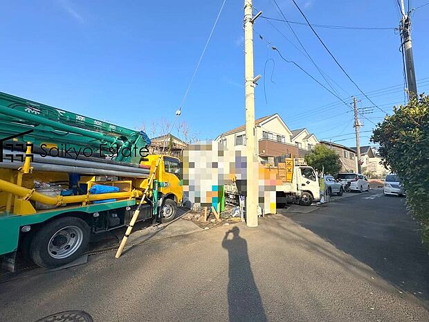 【現地写真】小学校まで徒歩約5分、中学校まで徒歩約8分でお子様が無理なく通える距離です。保育園や幼稚園も近くに多数あり、子育てファミリーには嬉しい環境です!