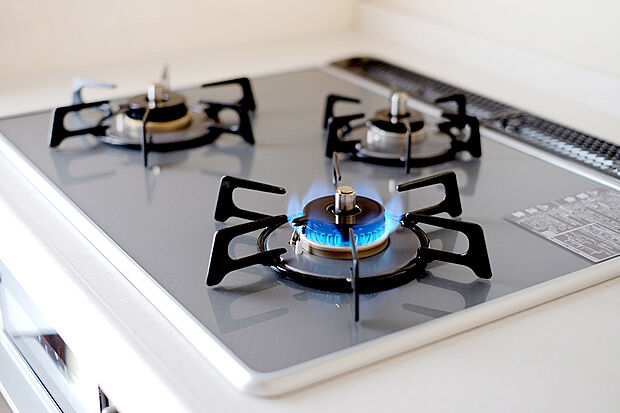 【【3口ガスコンロシステム】】3口ガスコンロシステムはたくさんの料理が同時に作れて便利な上、凹凸が少ないフラットトップなのでお掃除も楽々です。