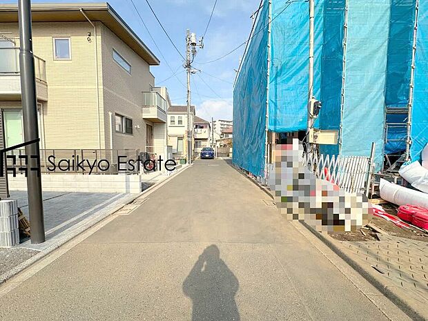 【前面道路を含む現地写真】周囲にはスーパーをはじめとした買い物施設も揃っています。住みやすさと利便性を兼ね備えた環境です。