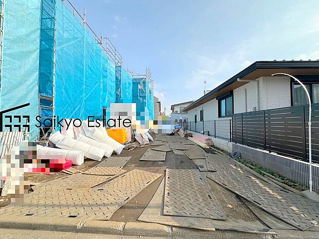 【前面道路を含む現地写真】お車の出し入れがスムーズに出来る前面道路になります。ストレスを感じる事なく出来ますので駐車苦手な方もご安心いただけます。