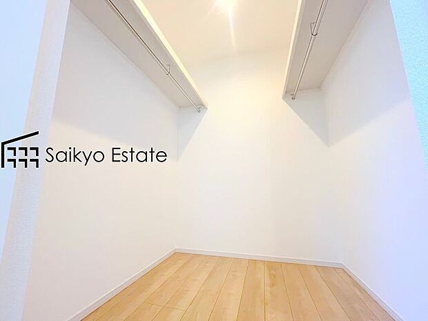 【WIC（施工例）】ひと目で収納物を確認できるウォークインクロゼットは、ゆとりの広さを備えた大型収納。数多くの衣類に加え、足元には引出しや衣装箱、シューズボックスなども収納することができます。