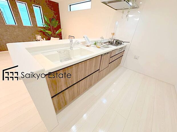 【キッチン【施工例】】リビングにいる家族とコミュニケーションをとりながら作業が出来る人気のカウンターキッチン。お子様がリビングにいても目が届くので安心です。
