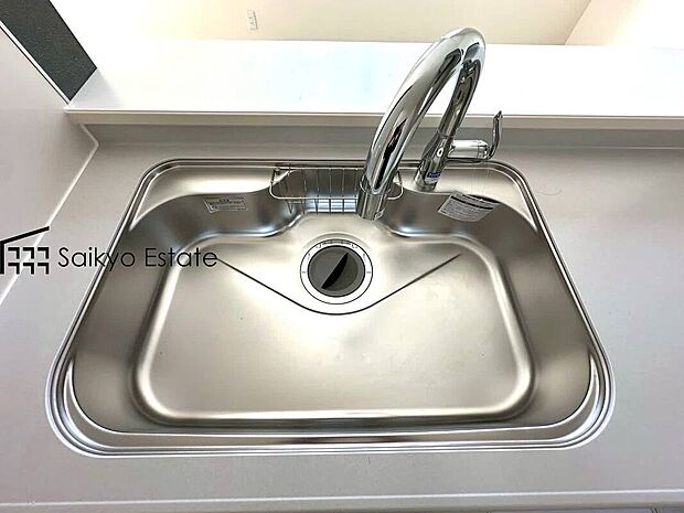 【浄水器】「浄水器」をスリムに内蔵したハンドシャワー式の水栓金具です。シンクもスッキリ！