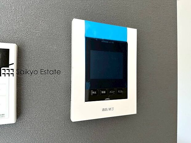 【TVモニター付きインターホン】「TVモニター付きインターホン」は、玄関に行かなくても誰が来たのか確認でき、お子様のお留守番も安心です。
