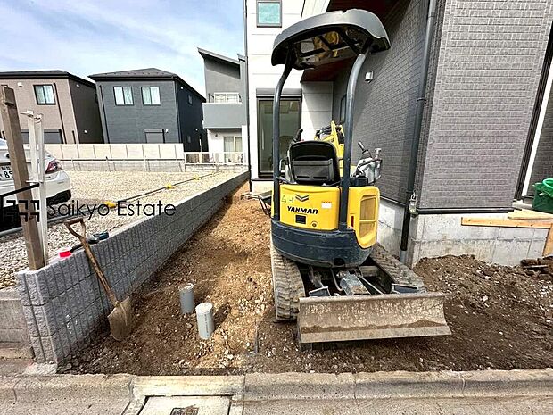【前面道路を含む現地写真】カースペースはコンクリート仕上げ。大切なお車の土ほこりや砂利による傷の心配もありません。
