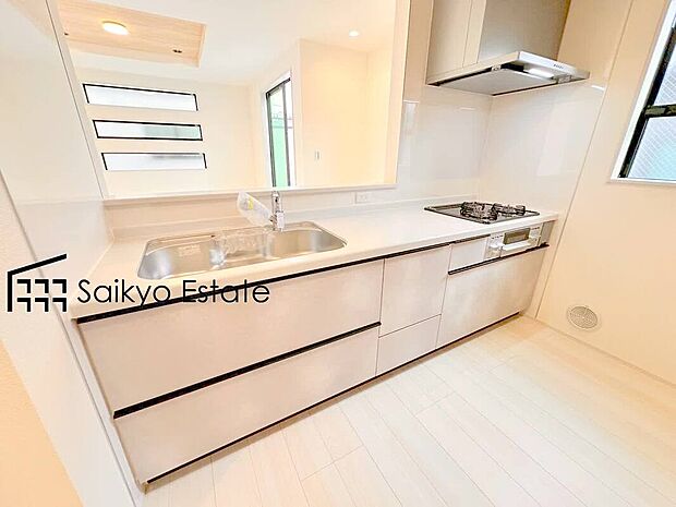 【キッチン（施工例）】リビングにいる家族とコミュニケーションをとりながら作業が出来る人気のカウンターキッチン。お子様がリビングにいても目が届くので安心です。食洗機付きです！
