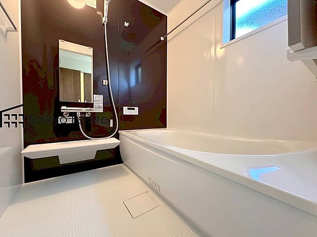 【浴室（施工例）】一日の疲れを癒してくれる一坪タイプの広々バスルーム♪雨の日のお洗濯にも大活躍な浴室暖房乾燥機付きです！窓があって換気が出来るのも嬉しいですね♪