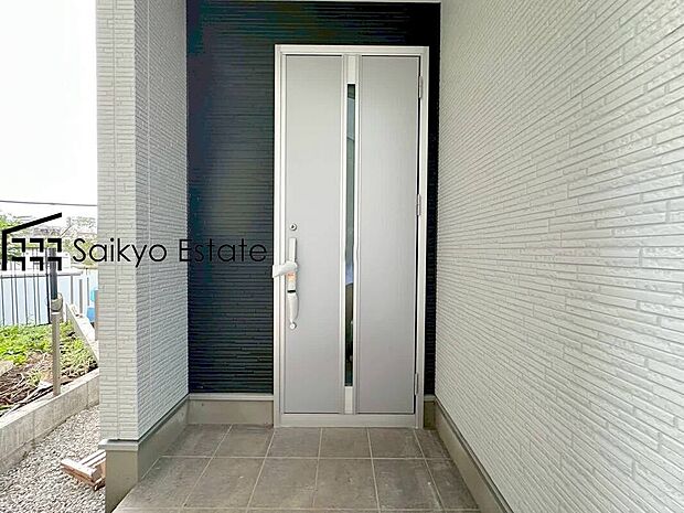【玄関】家の顔となる玄関は、格調高いデザイン性が求められます。高級感と断熱性、防犯性に優れた玄関ドアを標準装備。