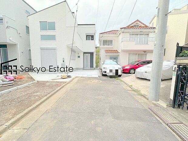 【前面道路を含む現地写真】保育園、小学校、中学校など教育施設が徒歩圏内に点在。お子様を目の届く範囲で通学させることができ、家族に安心なロケーションです。