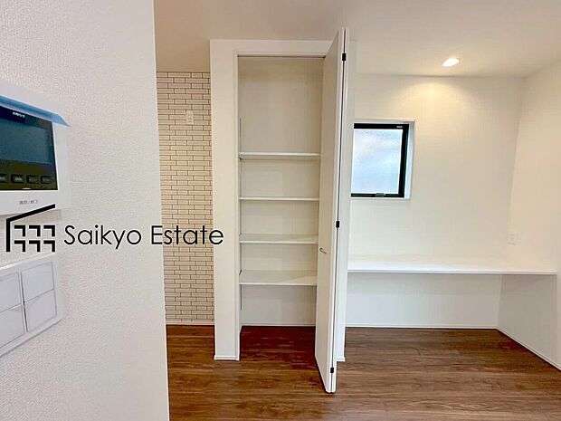 【リビング収納】「パントリー」としても使える収納がリビングにございます。食品の備蓄や調理器具、日用品など何でも収納できて便利です！
