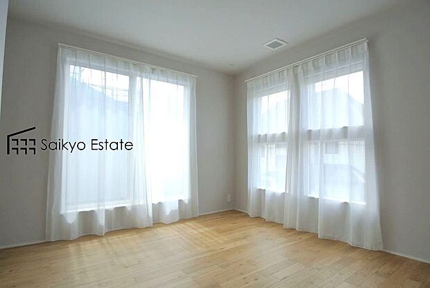 【洋室【施工例】】2面採光で明るく風通しも良好です！天気の良い日は是非窓を開けて空気の入れ替えをしてみるのはいかがでしょうか♪
