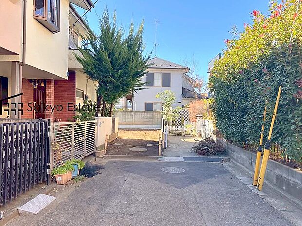 【前面道路】交通量の少ない前面道路ですので、小さなお子様がおられるご家庭でも安心してお住まいいただけます。