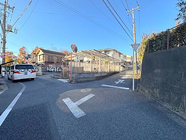 【前面道路】交通量の少ない前面道路ですので、小さなお子様がおられるご家庭でも安心してお住まいいただけます。