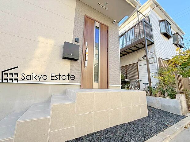 【玄関】家の顔となる玄関は、格調高いデザイン性が求められます。高級感と断熱性、防犯性に優れた玄関ドアを標準装備。