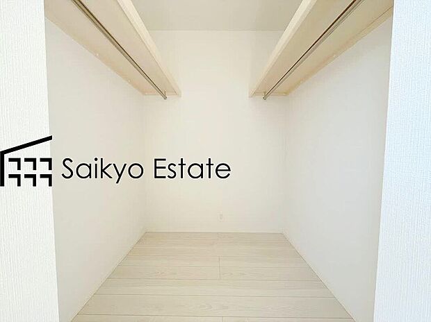 【ウォークインクローゼット【施工例】】ひと目で収納物を確認できるウォークインクローゼットは、ゆとりの広さを備えた大型収納。衣装ケースなどを置く事で更に収納力をアップできます!