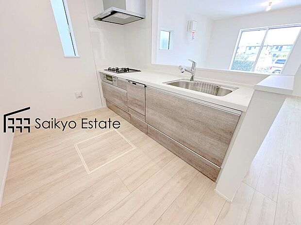 【キッチン【施工例】】リビングにいる家族とコミュニケーションをとりながら作業が出来る人気のカウンターキッチン。お子様がリビングにいても目が届くので安心です。